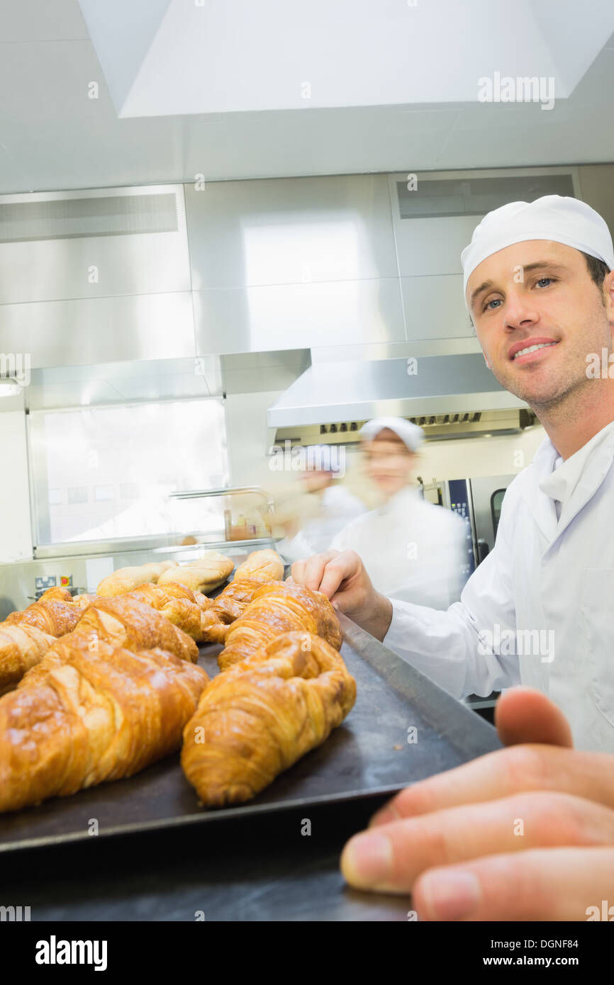 Young male baker debout dans une boulangerie Banque D'Images