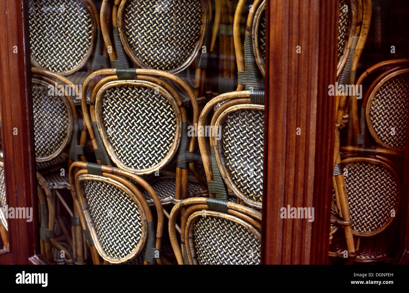 Chaises empilées à l'intérieur fermé cafe à Paris, France Banque D'Images