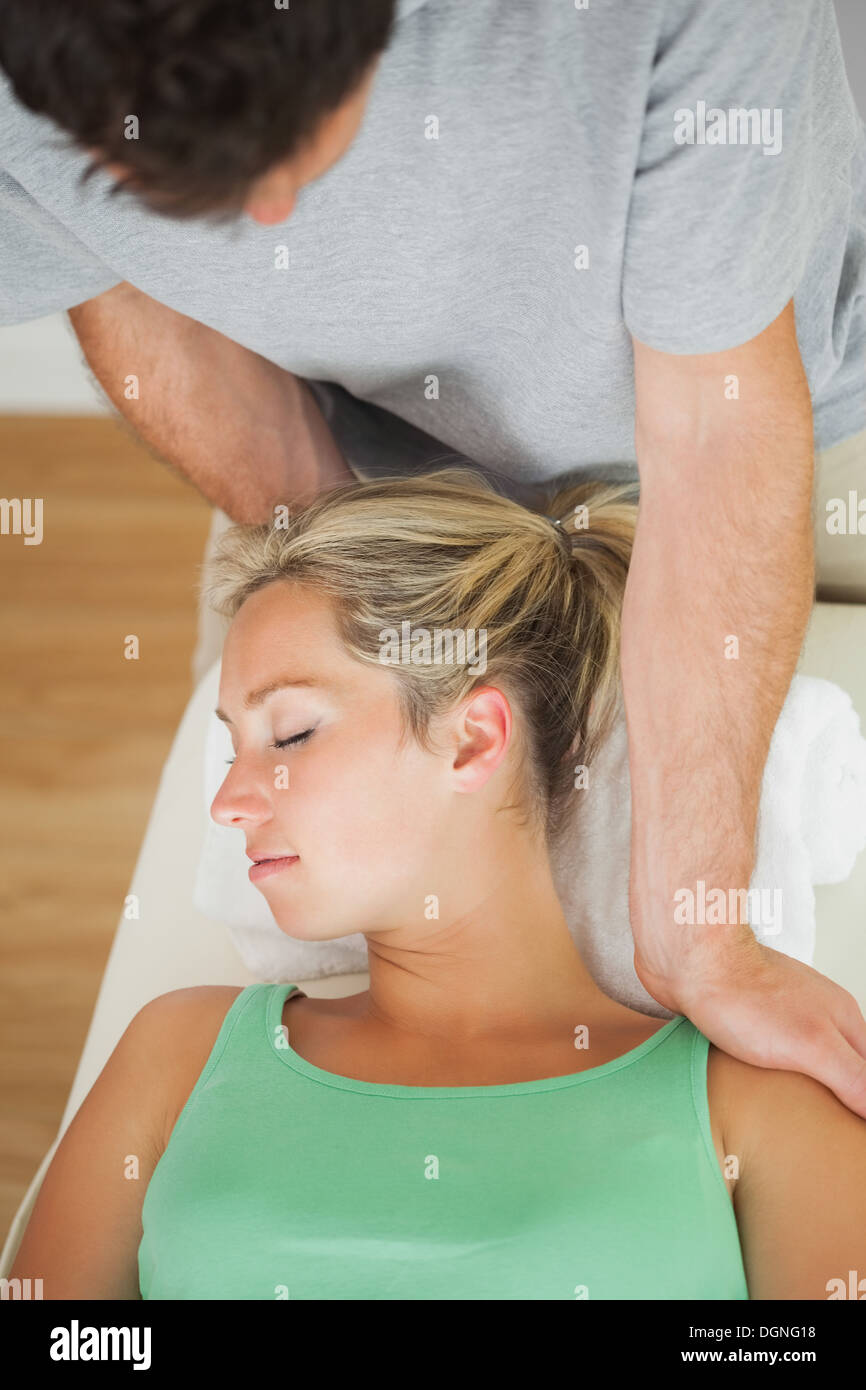 Physiothérapeute Le massage de l'épaule chez les patients Banque D'Images