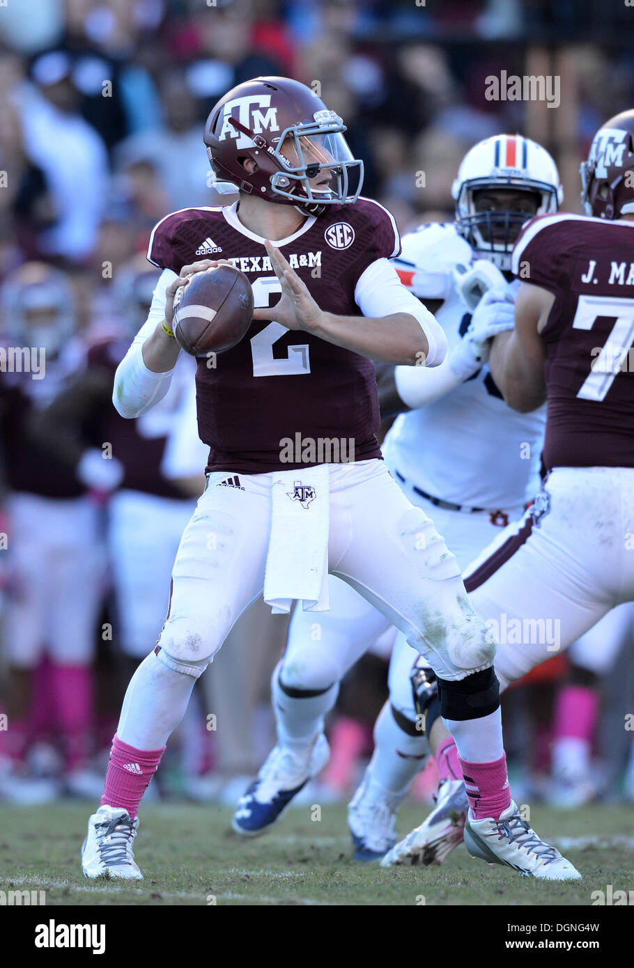 College Station, Texas, USA. 19 Oct, 2013. 19 octobre 2013 : Texas A&M Aggies quarterback Johnny Manziel (2) dans à la recherche de lancer la balle à ses récepteurs au cours de la NCAA football match entre l'Auburn Tigers et de l'Université Texas A&M Aggies à Kyle Field Stadium à College Station, Auburn gagne contre Texas A&M, 45-41. © csm/Alamy Live News Banque D'Images