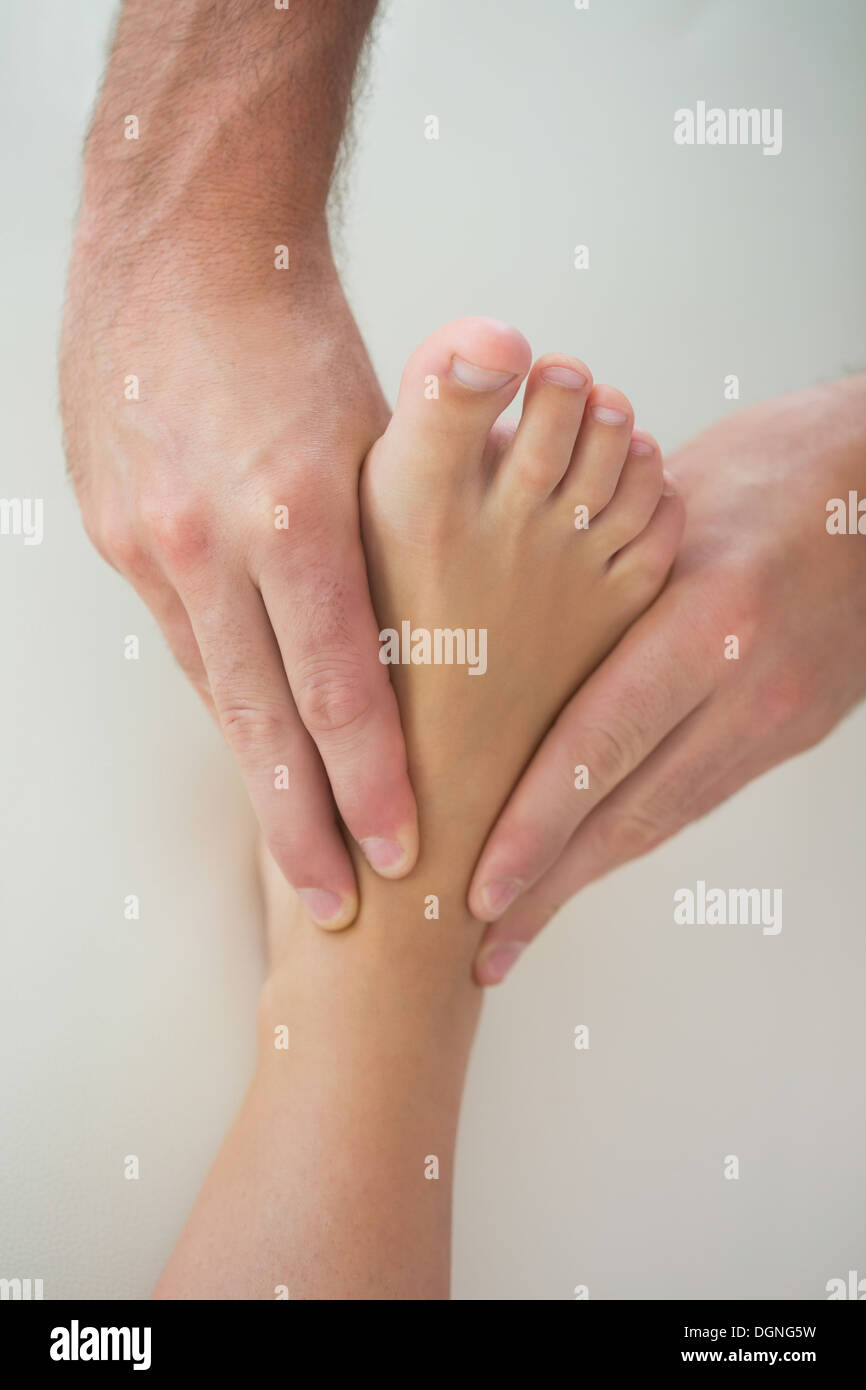 Close up of patients pied de pétrissage physiothérapeute Banque D'Images