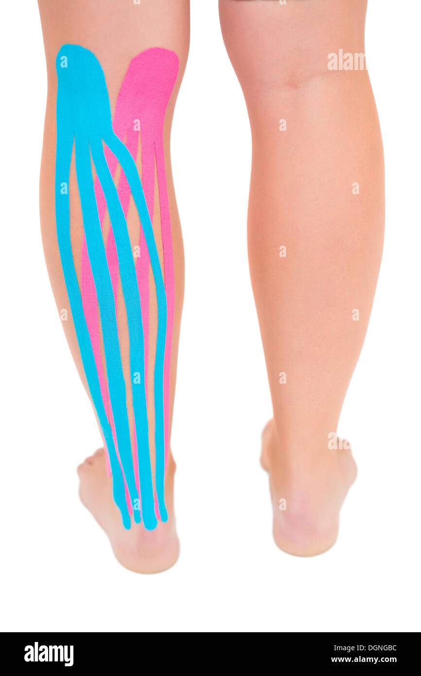 Les patients avec jambe rose et bleu appliquée kinesio tape Banque D'Images