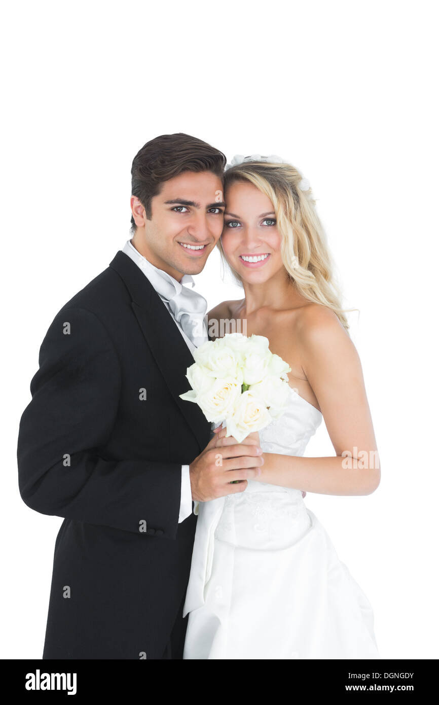 Sweet couple posing holding a white bouquet Banque D'Images