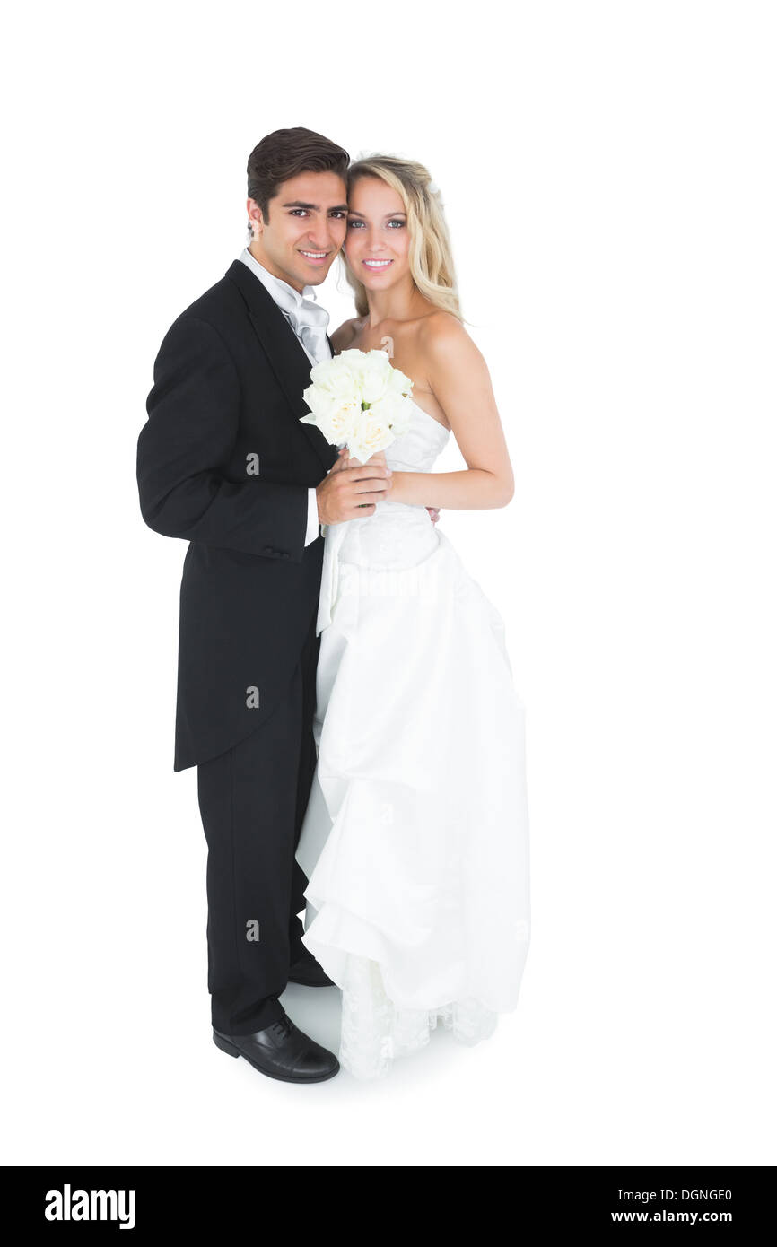 Jeune couple posing holding a white bouquet Banque D'Images