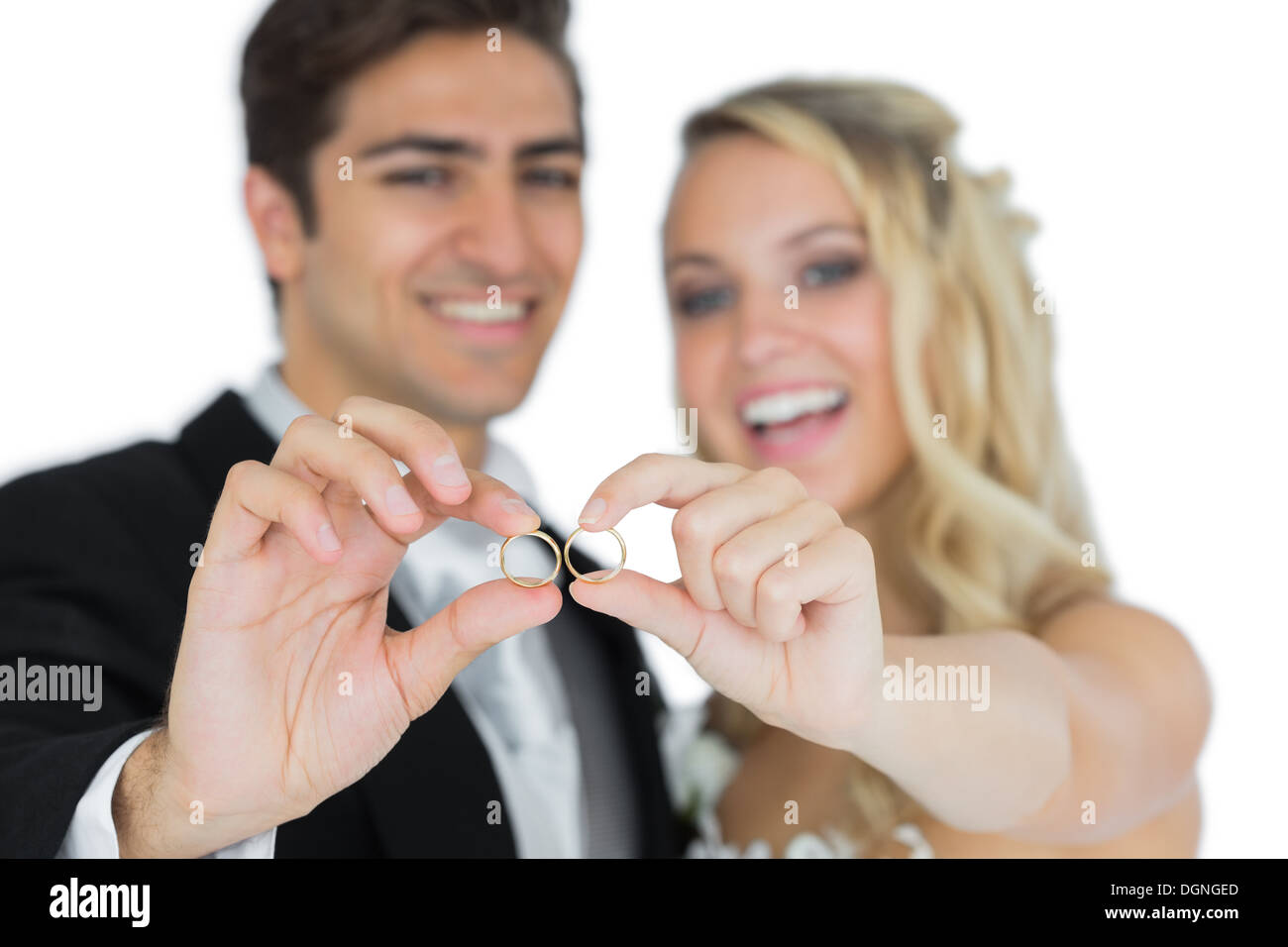 Cheerful couple marié montrant leurs anneaux de mariage Banque D'Images