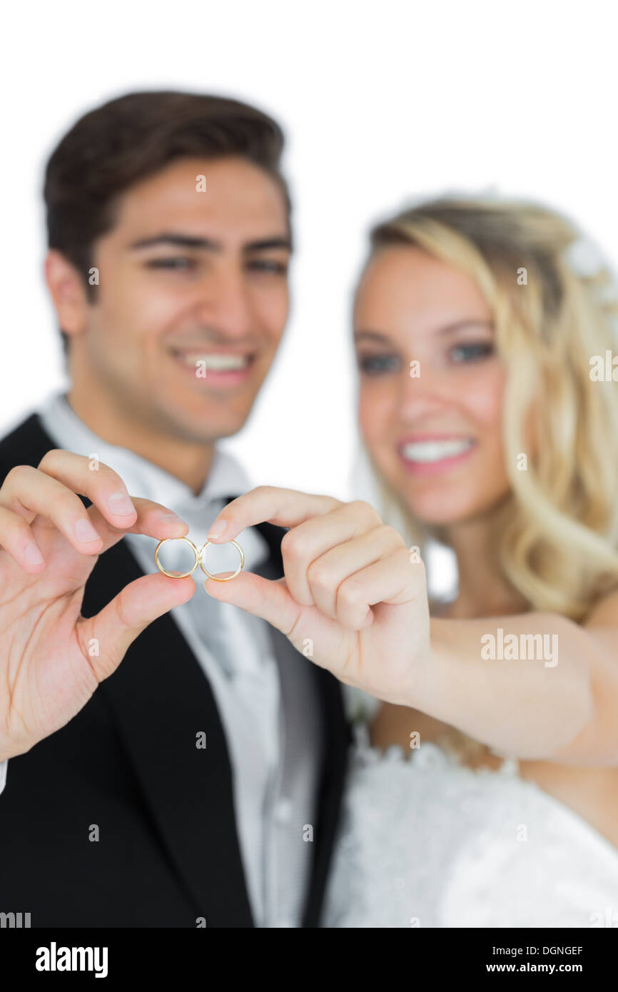 Smiling young married couple holding leur mariage Banque D'Images