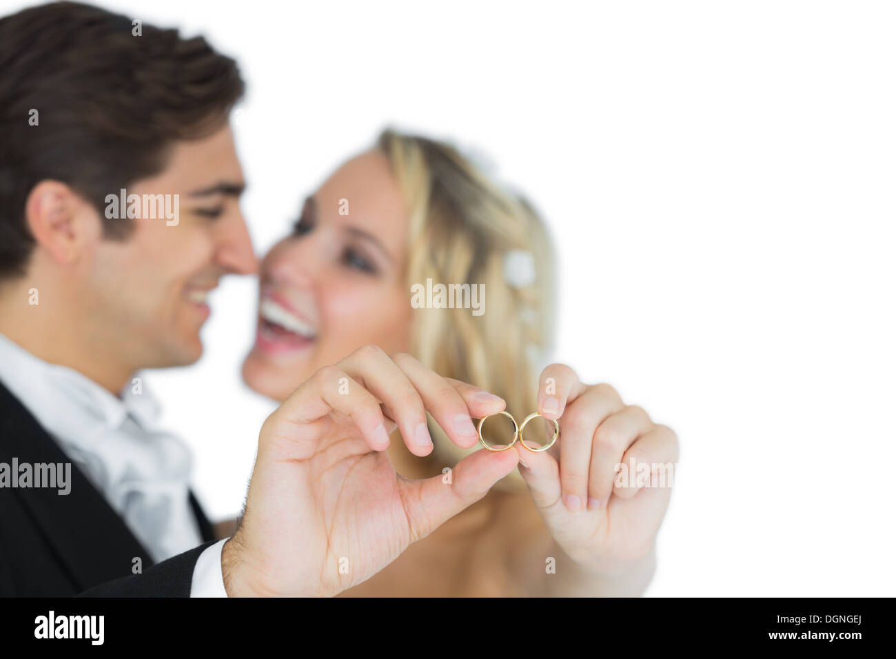 Heureux couple marié attrayant montrant leurs anneaux de mariage Banque D'Images