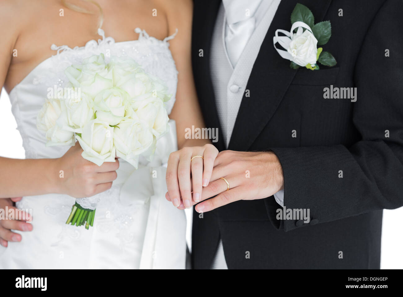 Deux jeunes mariés posing holding hands Banque D'Images
