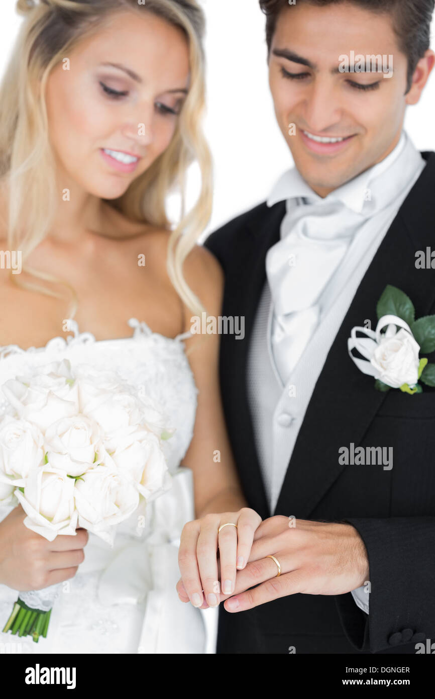 Smiling young couple wearing wedding rings Banque D'Images