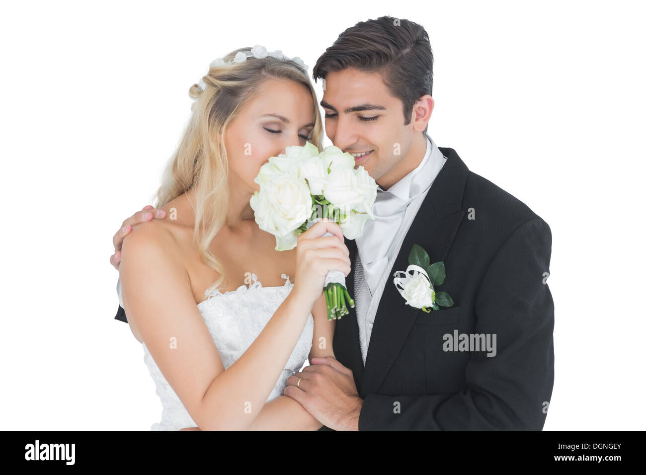 Couple de jeunes mariés ayant un bouquet Banque D'Images