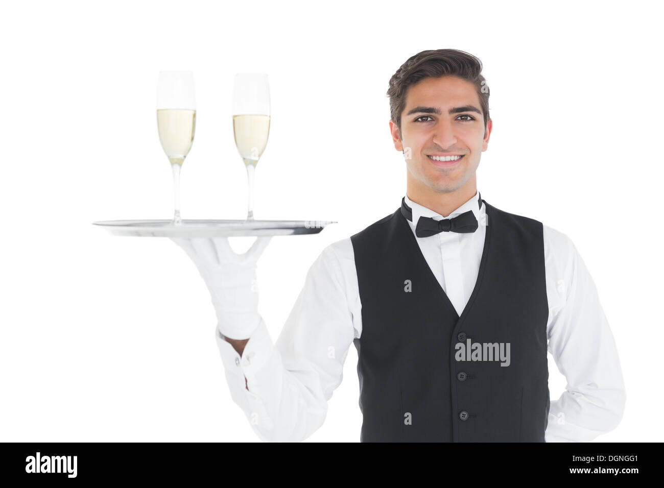 Smiling attractive tenant un plateau avec des verres de champagne sur elle Banque D'Images