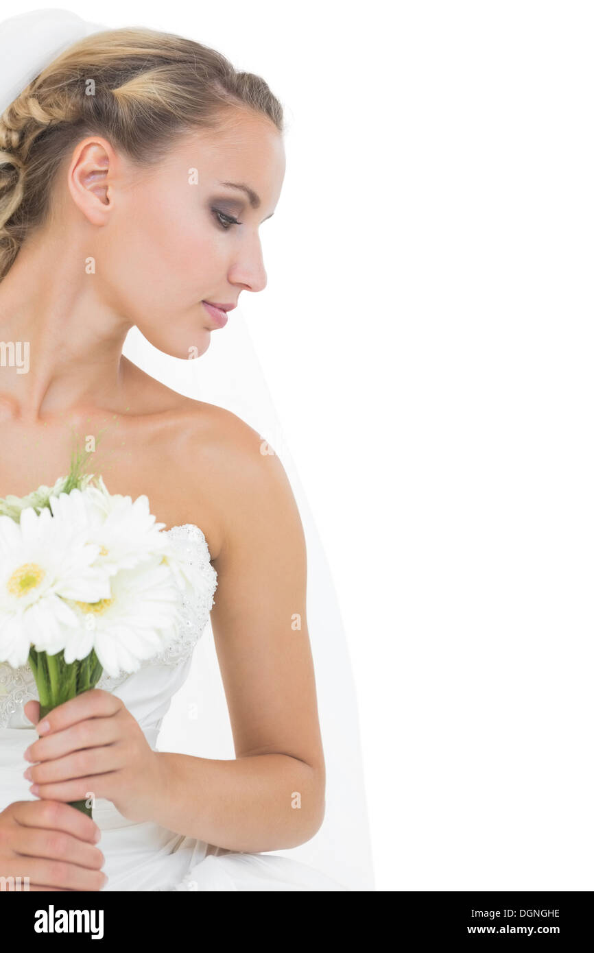 Attractive blonde bride holding a bouquet Banque D'Images