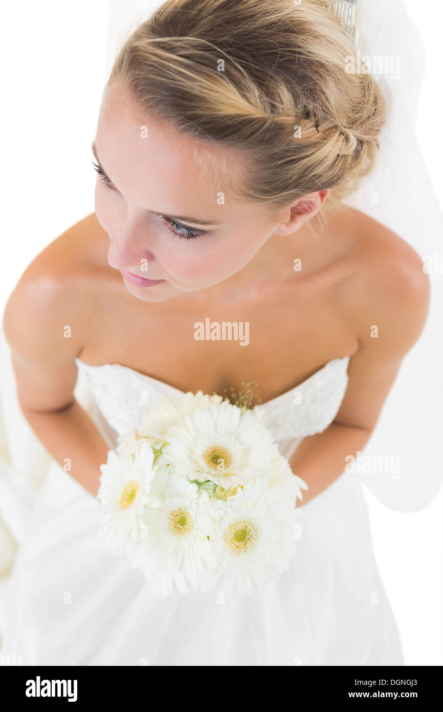 High angle view of thoughtful bride portant un bouquet Banque D'Images