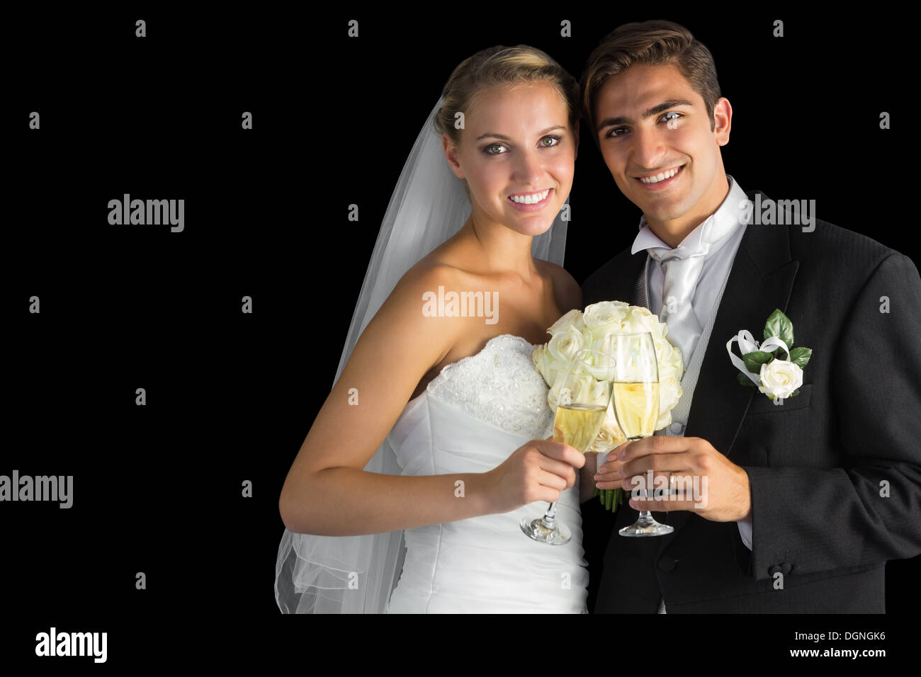 Happy young couple posing holding champagne glasses Banque D'Images