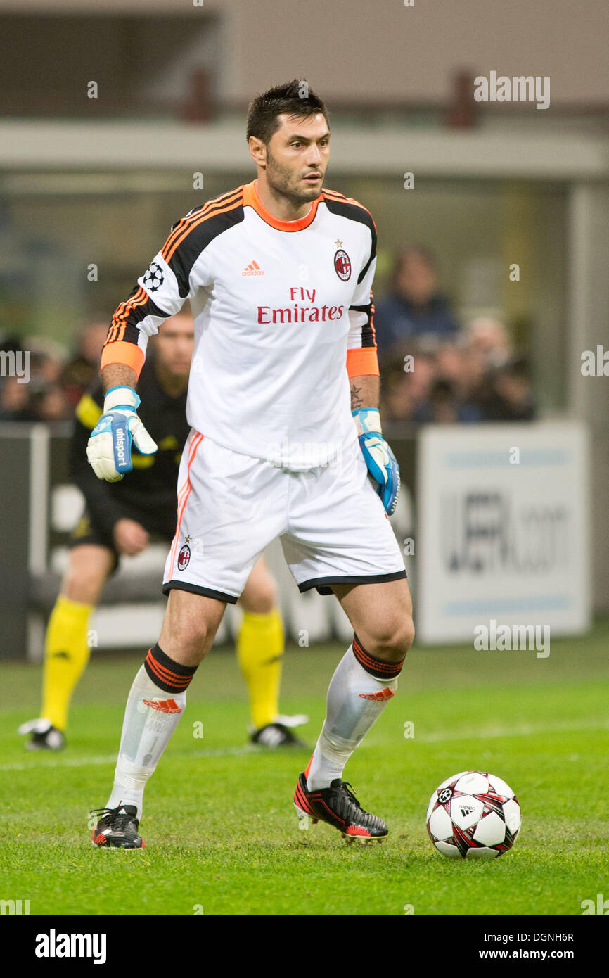 Marco Amelia (Milan), 22 octobre 2013 - Football : Football / Ligue des Champions Groupe H match entre l'AC Milan 1-1 FC Barcelone au Stadio Giuseppe Meazza de Milan, Italie. (Photo par Enrico Calderoni/AFLO SPORT) Banque D'Images