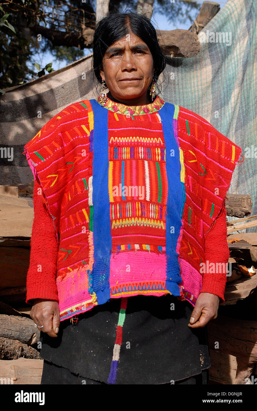 Femme Triqui autochtones traditionnelles dans l'habillement, San Martin Itunyosu, Oaxaca, Mexique, Amérique du Nord Banque D'Images