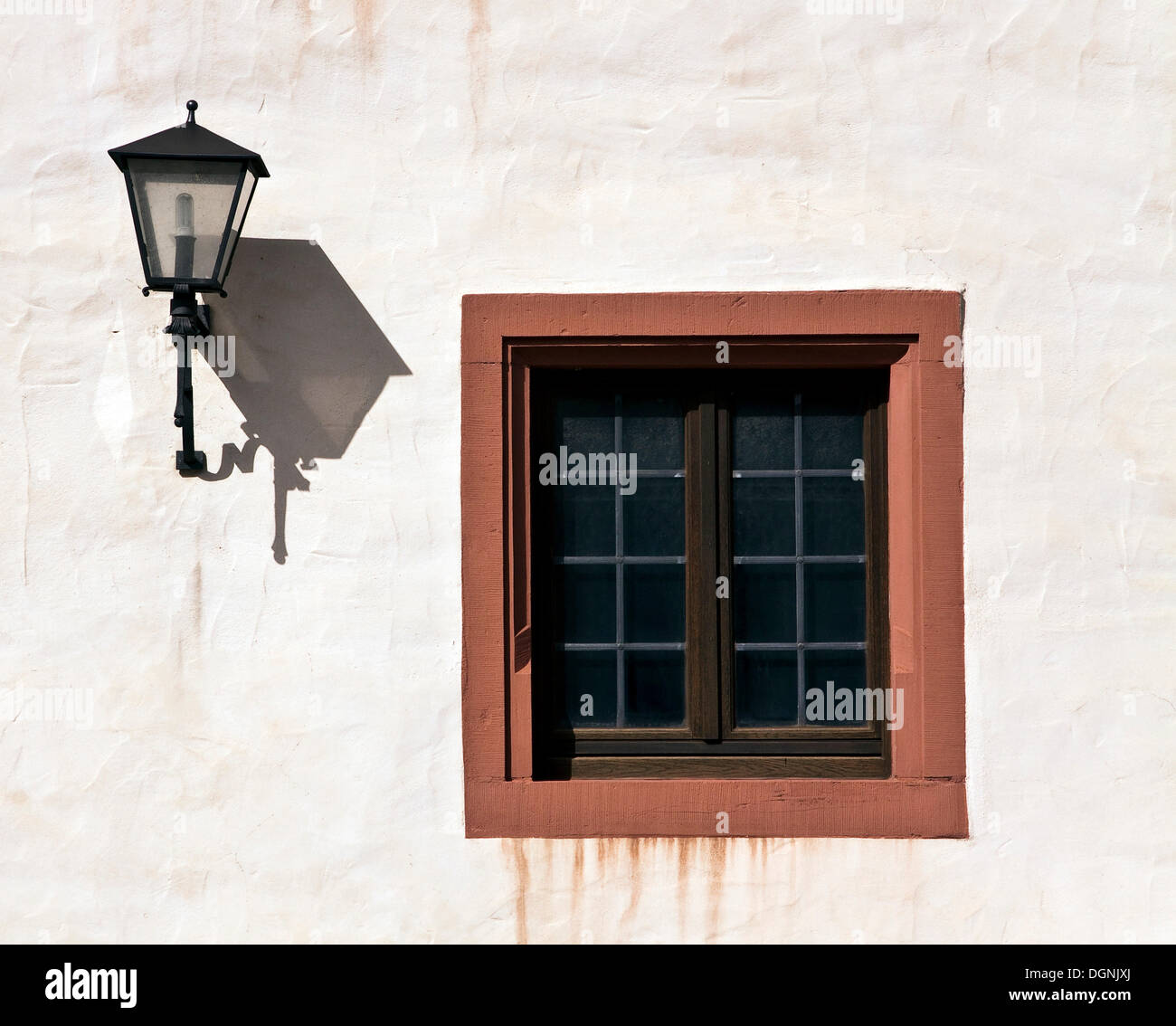 Lanterne et fenêtre sur la façade d'une maison, Wurtzbourg, Bavière Banque D'Images