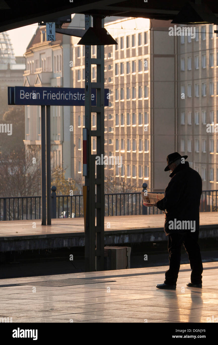En attente de l'homme sur la plate-forme de la gare S-Bahn de Berlin, Berlin Friedrichstrasse Bahnhof Banque D'Images