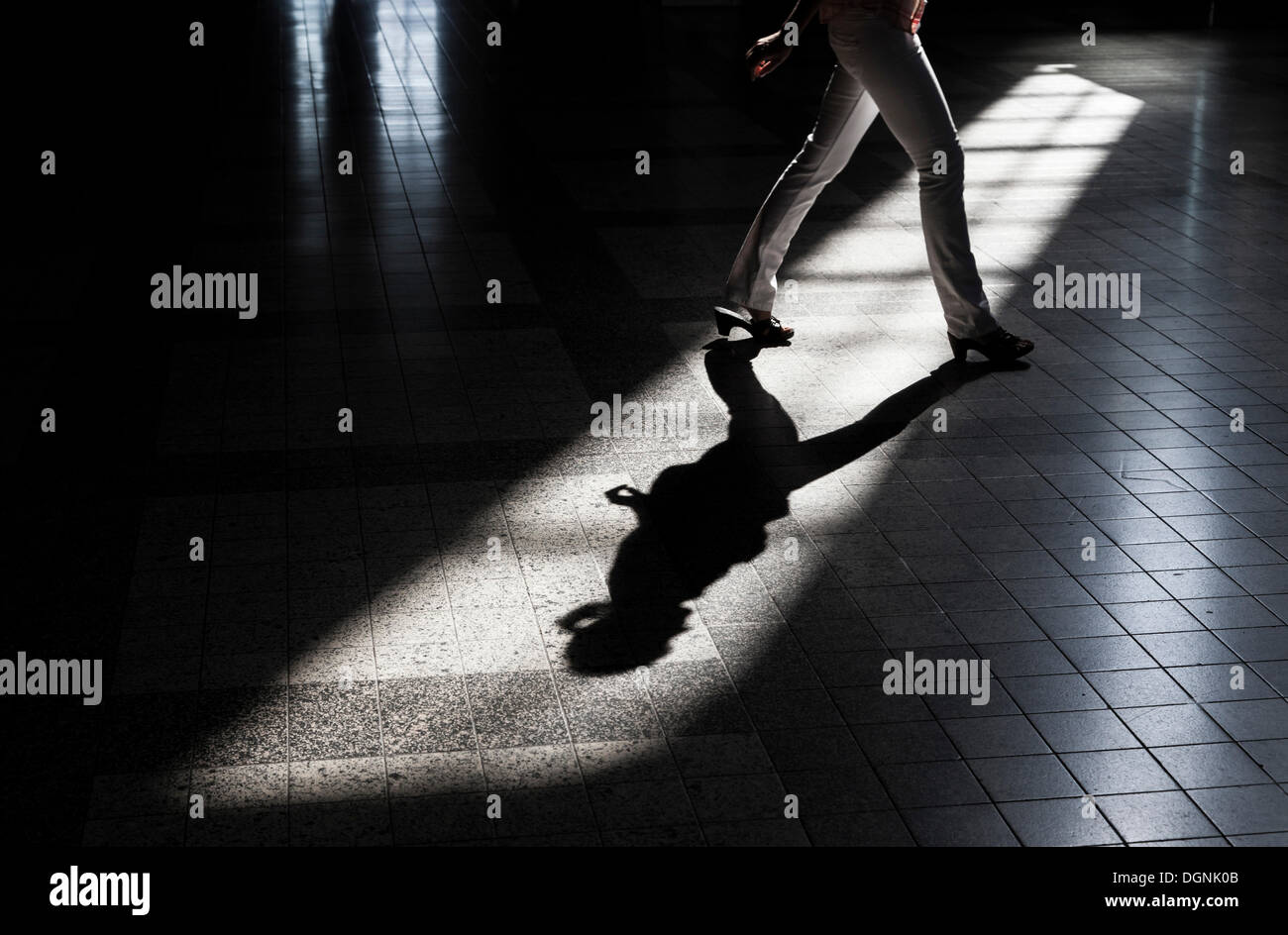 Femme jette une ombre sur le sol d'un bâtiment, Leipzig, Saxe Banque D'Images