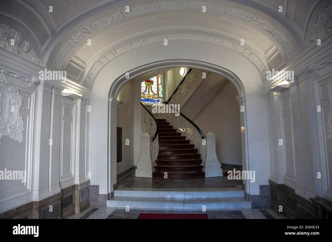 Hall de stuc restauré dans un bâtiment historique de Berlin, Berlin, Allemagne Banque D'Images
