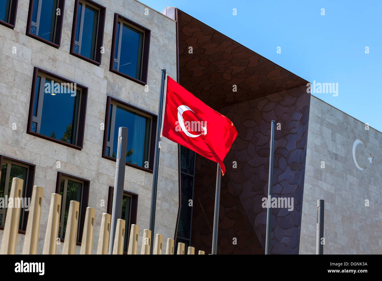 Drapeau turc en face de l'entrée de l'ambassade de Turquie, Berlin, Berlin, Allemagne Banque D'Images