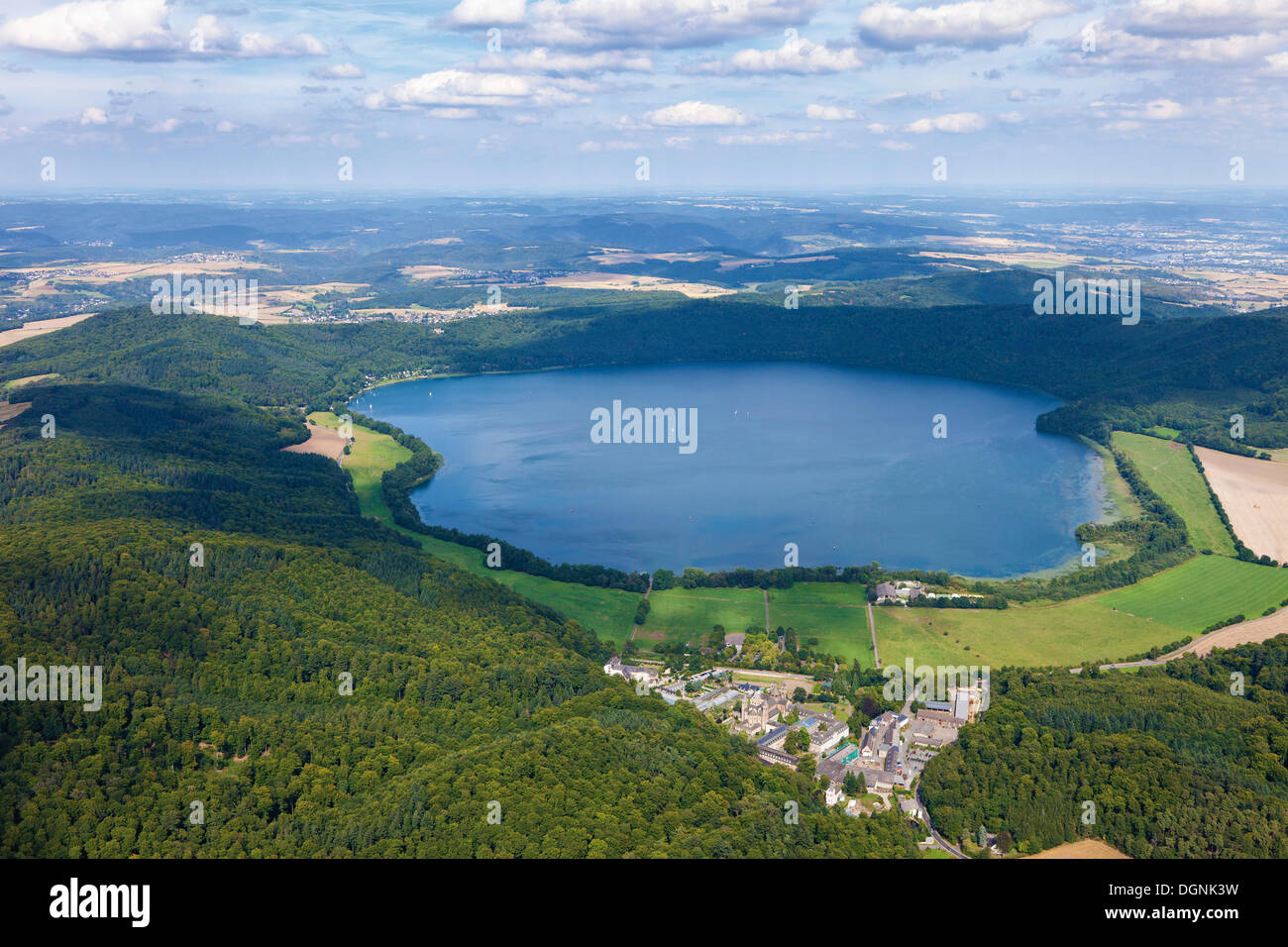 Vue aérienne, l'Abbaye de Maria Laach, lac Laacher See, Eifel, Rhénanie-Palatinat Banque D'Images