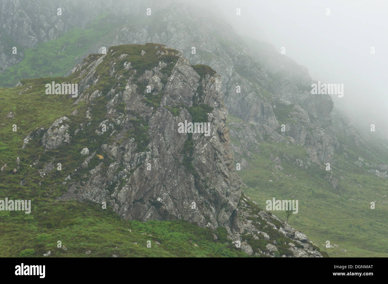 Les roches dans les Highlands avec pluie et brouillard, Ecosse, Royaume-Uni Banque D'Images