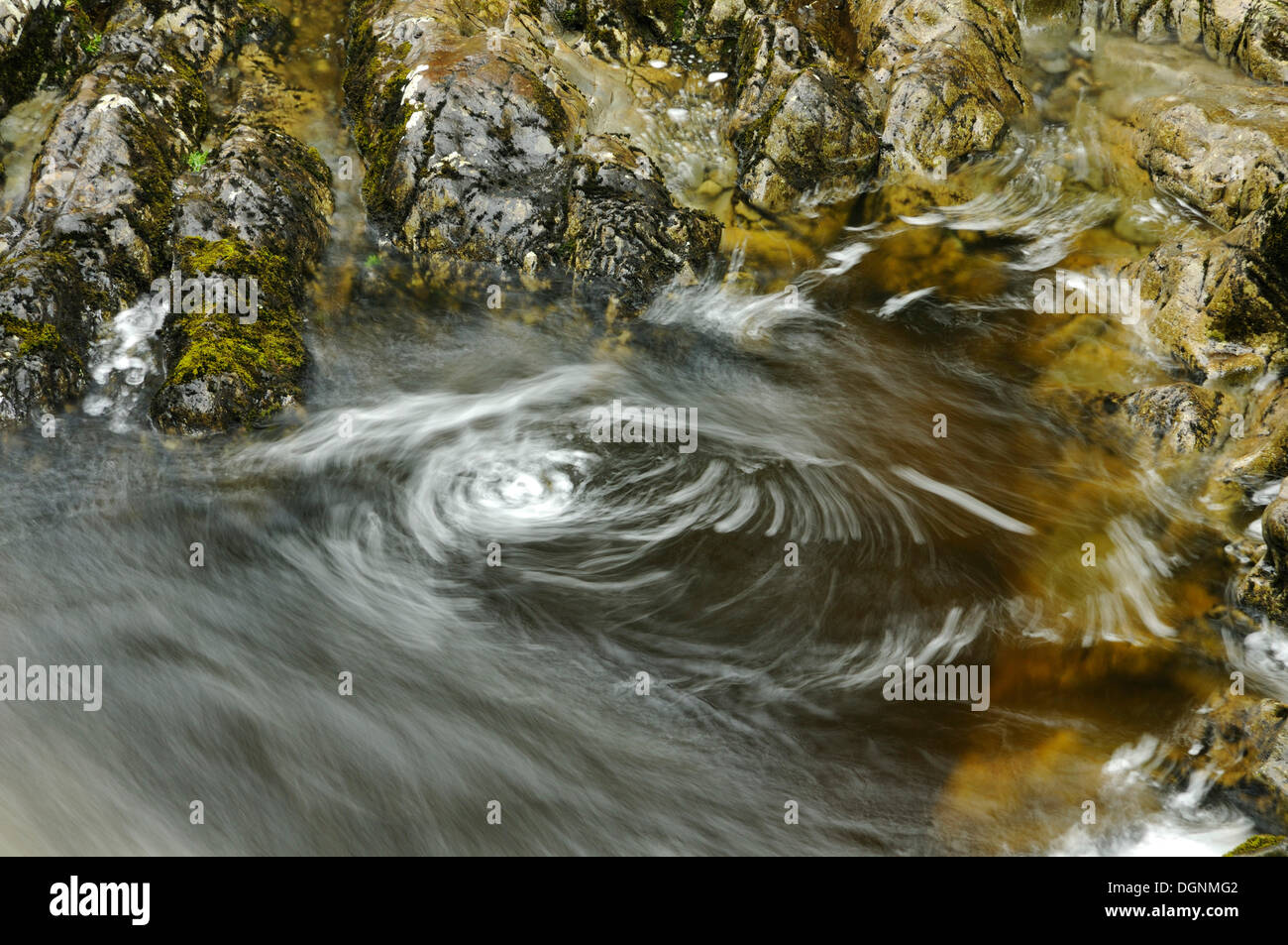 Eddy et roches dans la rivière Llugwy ou d'Afon Llugwy, Betws-Y-coed, au Pays de Galles, Royaume-Uni Banque D'Images