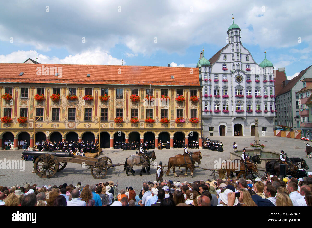 1630 Wallenstein procession en face de la maison de l'impôt sur la place du marché à Memmingen, Bavière Allgaeu, Banque D'Images