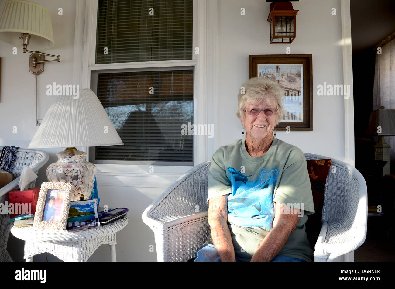 Seaside Heights, New Jersey, USA. 20 Oct, 2013. Birban Flo se trouve dans sa maison reconstruite qui a été détruit par l'ouragan 'Sandy' à Seaside Heights, New Jersey, USA, 20 octobre 2013. Il y a un an, l'ouragan 'Sandy' à travers les Caraïbes et le long de la côte est des Etats-Unis. Plus de 140 personnes ont été tuées dans la tempête qui a causé des dommages coûtant des milliards. Beaucoup a été reconstruit, mais l'ouragan a laissé sa marque dans le peuple. Photo : EMOKE BEBIAK/dpa/Alamy Live News Banque D'Images