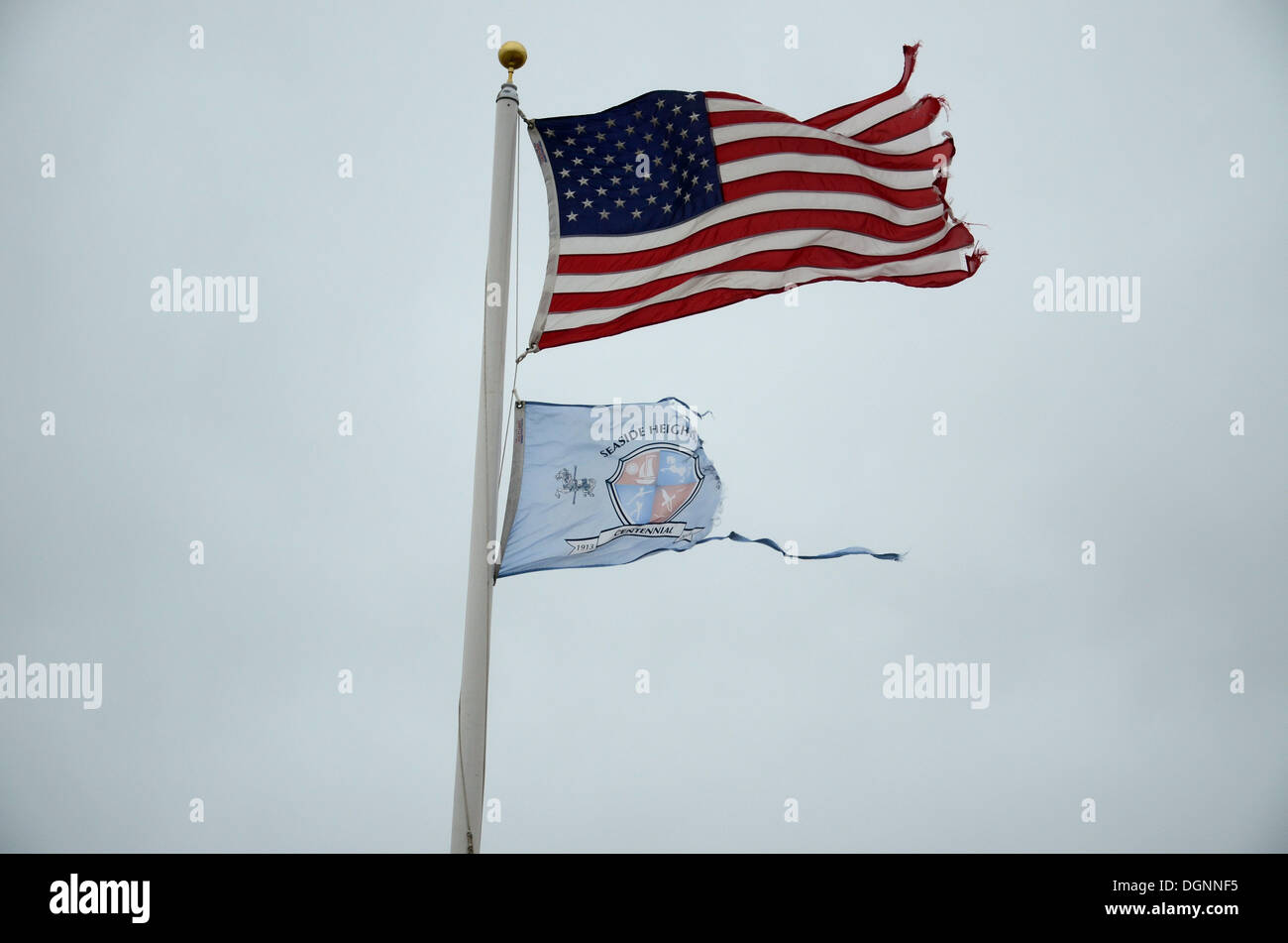Seaside Heights, New Jersey, USA. 20 Oct, 2013. Le drapeau américain et le drapeau municipal voler sur le quai qui a été partiellement détruit par l'ouragan 'Sandy' à Seaside Heights, New Jersey, USA, 20 octobre 2013. Il y a un an, l'ouragan 'Sandy' à travers les Caraïbes et le long de la côte est des Etats-Unis. Plus de 140 personnes ont été tuées dans la tempête qui a causé des dommages coûtant des milliards. Beaucoup a été reconstruit, mais l'ouragan a laissé sa marque dans le peuple. Photo : EMOKE BEBIAK/dpa/Alamy Live News Banque D'Images