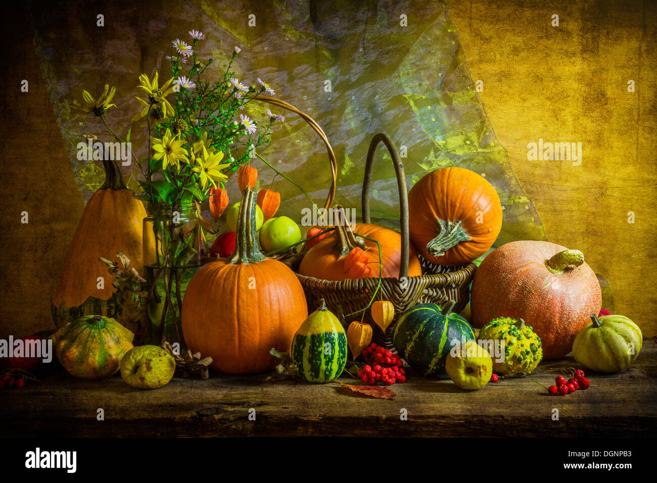 Halloween automne still life with Pumpkins, Rowan et coings Banque D'Images