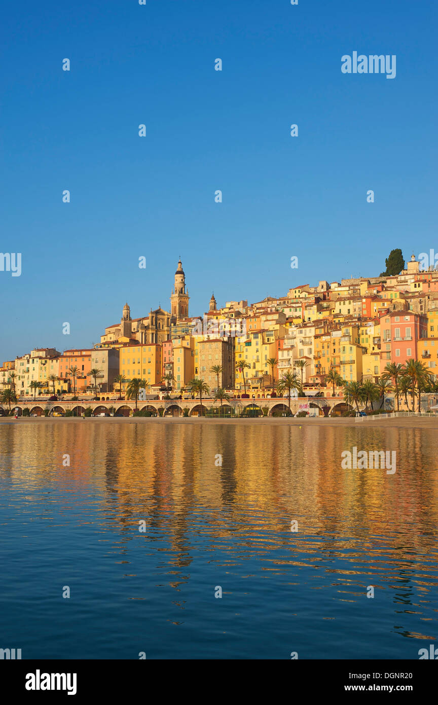 La plage et de la ville de Menton dans la lumière du matin, Menton, Département des Alpes-Maritimes, région Provence-Alpes-Côte d'Azur Banque D'Images