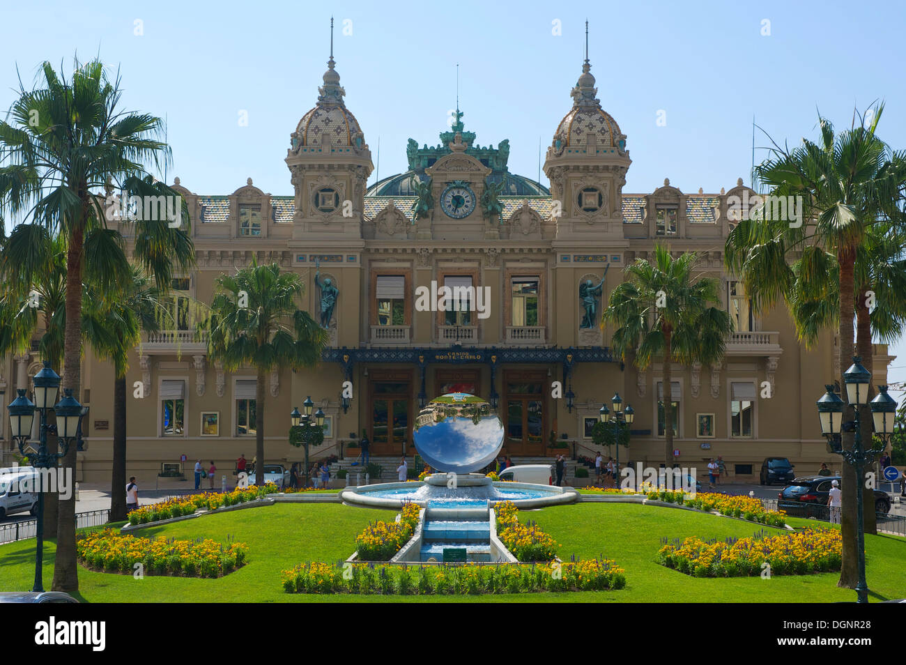 Casino et les Jardins de Boulingrins avec Anish Kapoor's 'ciel' Miroir sculpture, Monte Carlo, Monaco, Monaco Banque D'Images