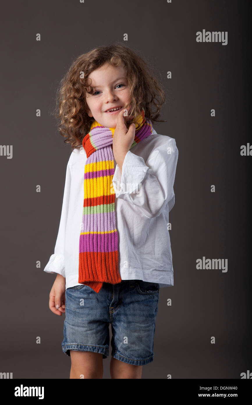 Fille aux cheveux roux, 5 ans, avec un voile et un jean Banque D'Images