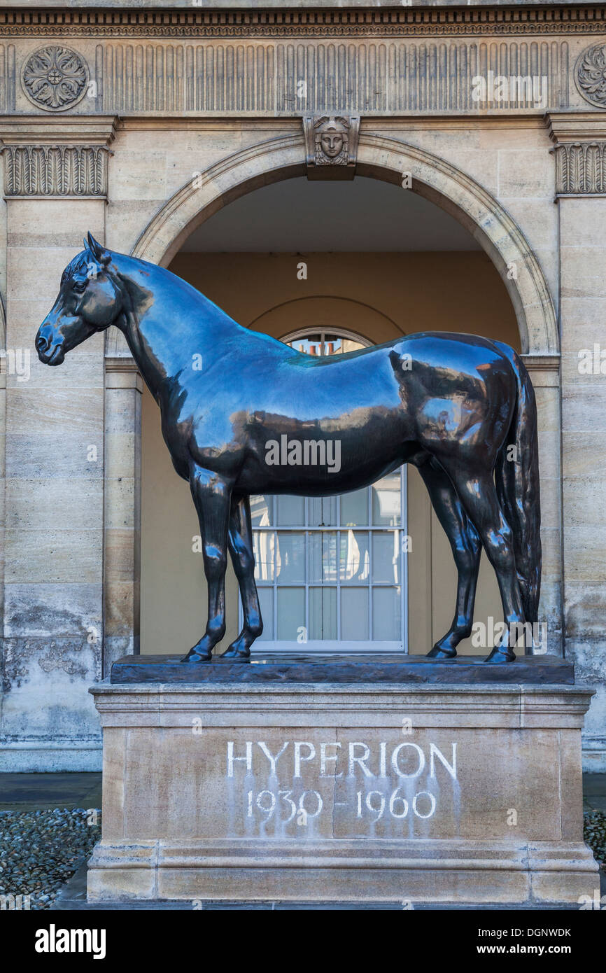 L'Angleterre, l'East Anglia, Suffolk, Newmarket, le National Horseracing Museum, Statue d'Hyperion Banque D'Images