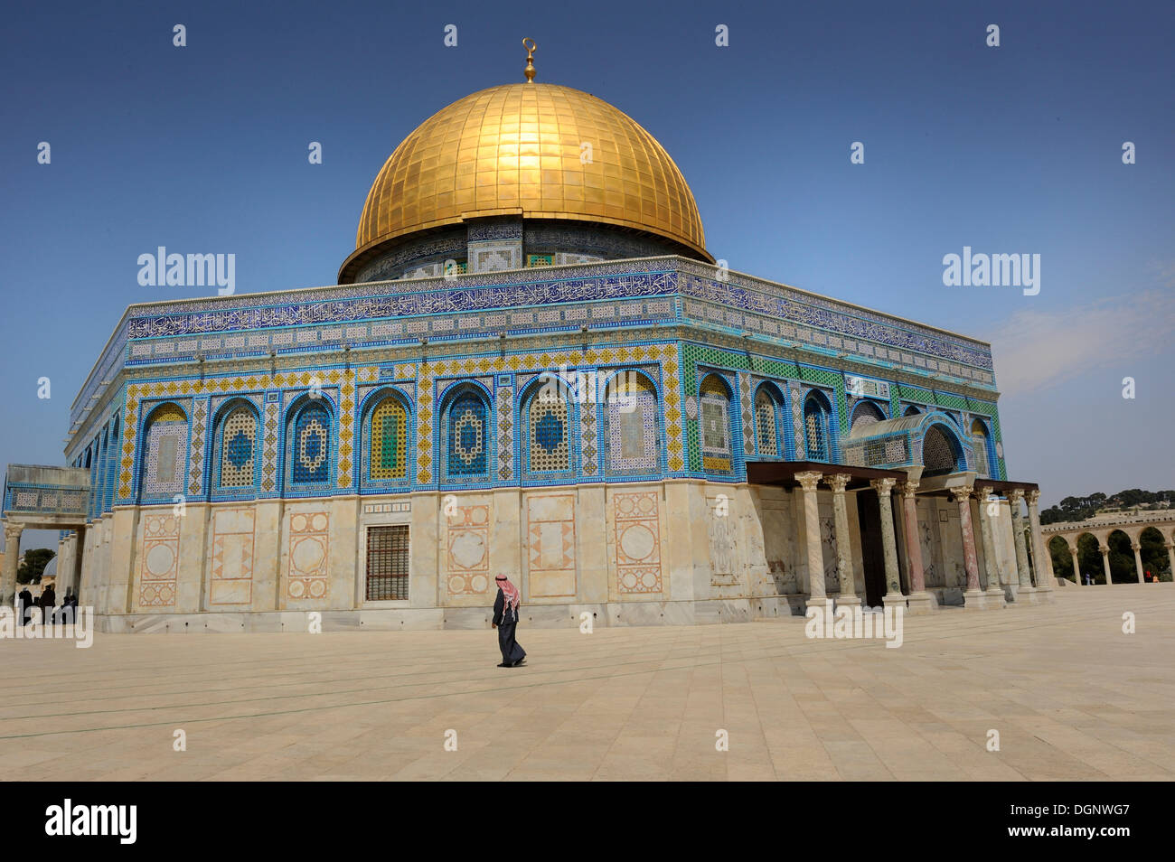 Dôme du rocher sur le mont du Temple, un homme portant un keffieh palestinien, kufiya à l'avant, le quartier musulman, vieille ville, Jérusalem Banque D'Images