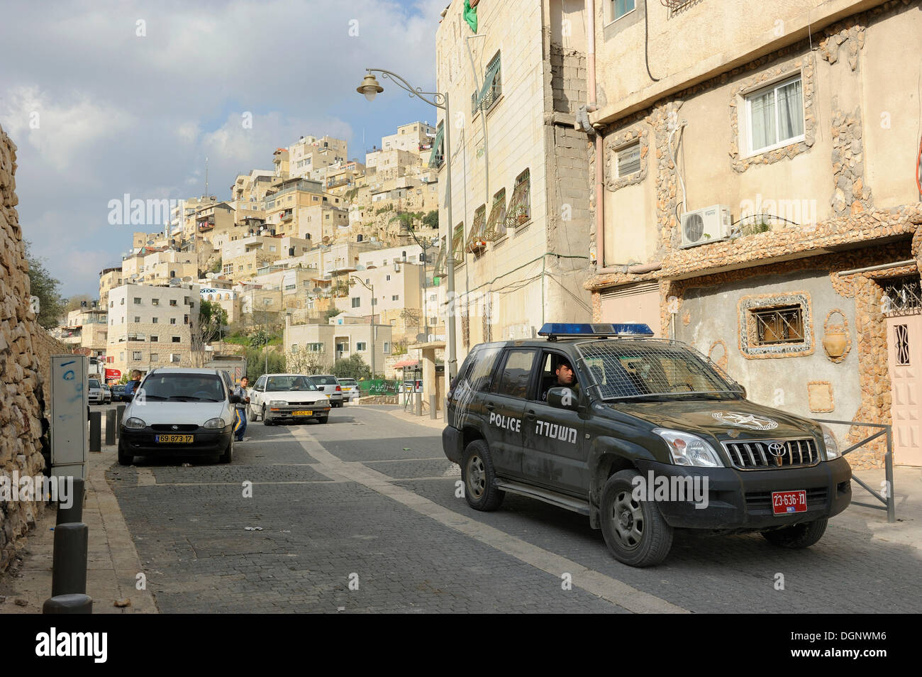 Voiture de la police israélienne dans le quartier palestinien de Silwan, à Jérusalem, Jérusalem, Israël, Asie, Moyen Orient Banque D'Images