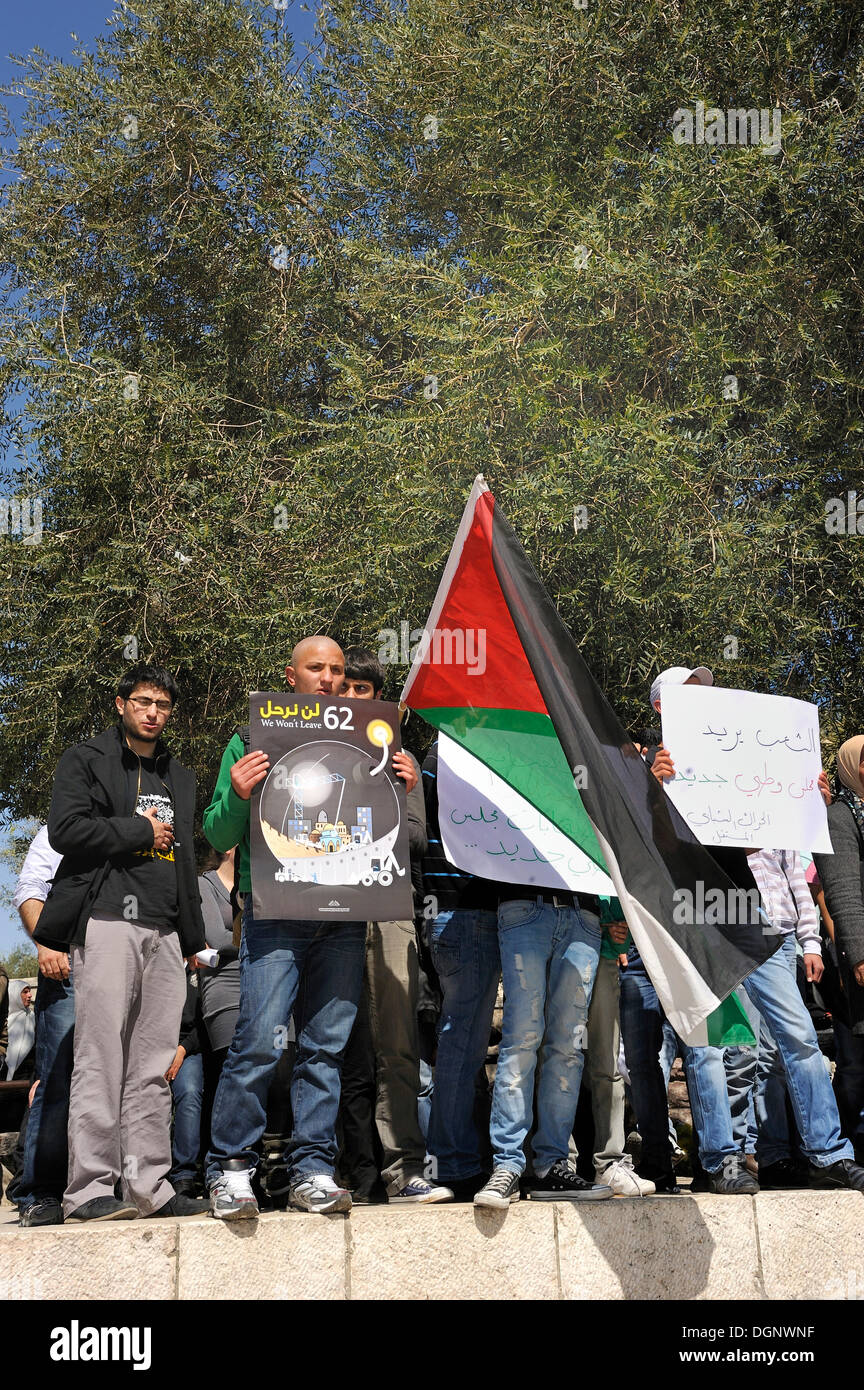 Les Palestiniens manifestent pacifiquement avec des pancartes et des affiches contre la politique de colonisation israélienne à la Porte de Damas Banque D'Images