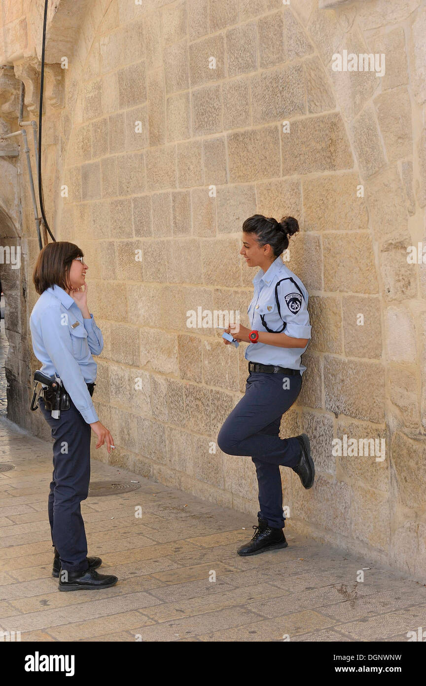 Les femmes agents de police israélien devant l'Église du Rédempteur, quartier chrétien de Jérusalem, Israël, l'Asie occidentale Banque D'Images