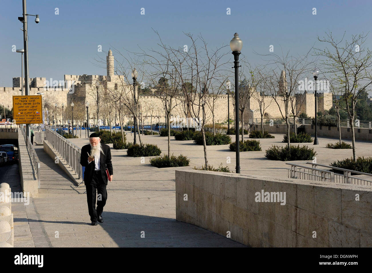 Exposé ouest sur les murs de la ville avec la citadelle de Jérusalem et de la Tour de David, signe sur la gauche que seuls les Banque D'Images