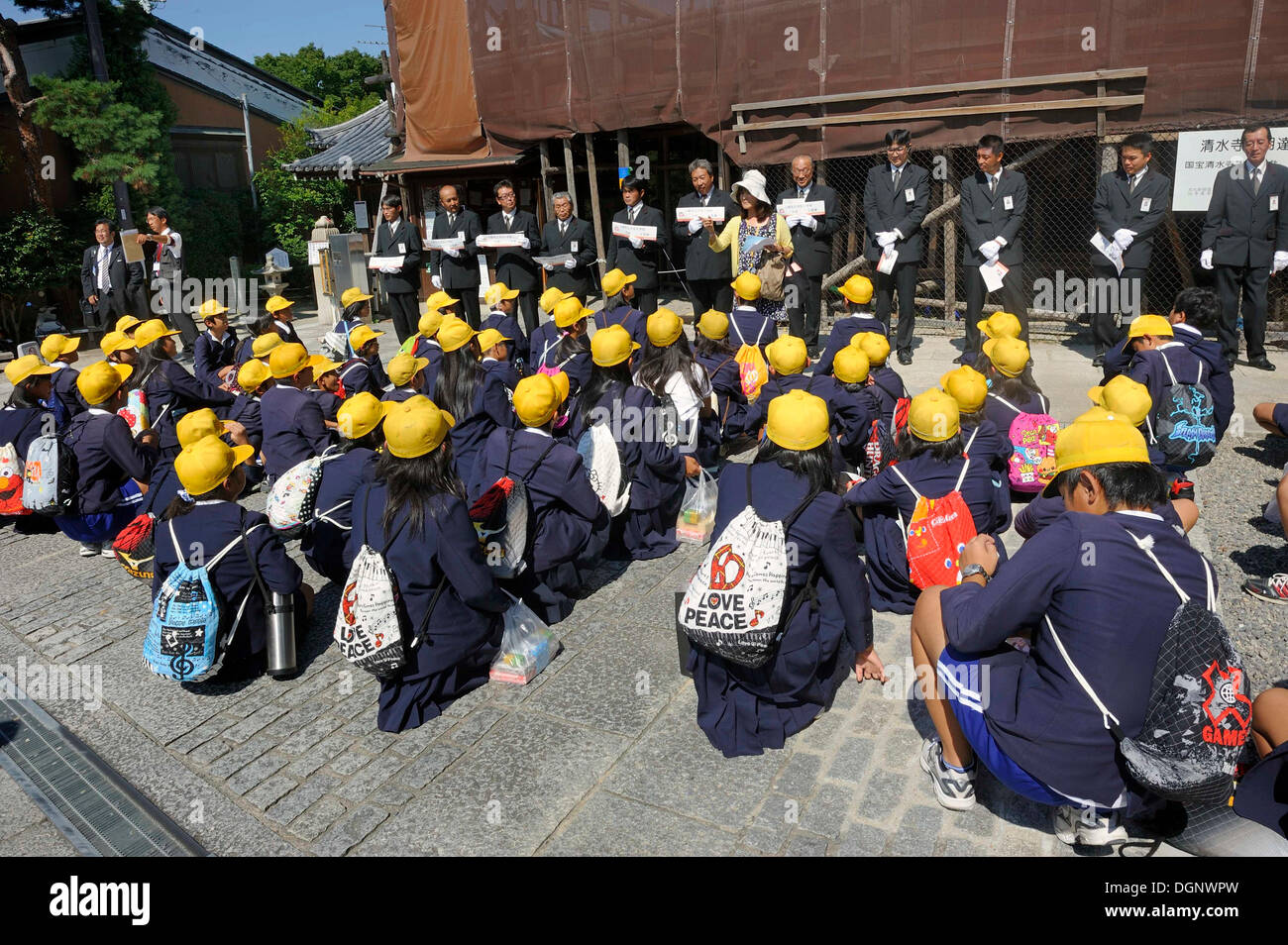 Les élèves portant des uniformes scolaires sont divisés en groupes par un enseignant pour le trajet en taxi, en face de la Temple Kiyomizu-dera Banque D'Images