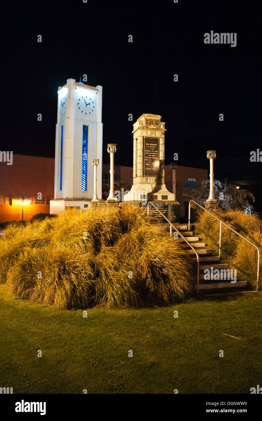 La petite ville de Taihape, île du Nord, en Nouvelle-Zélande. Tour de l'horloge Art déco et War Memorial est éclairée la nuit. Banque D'Images