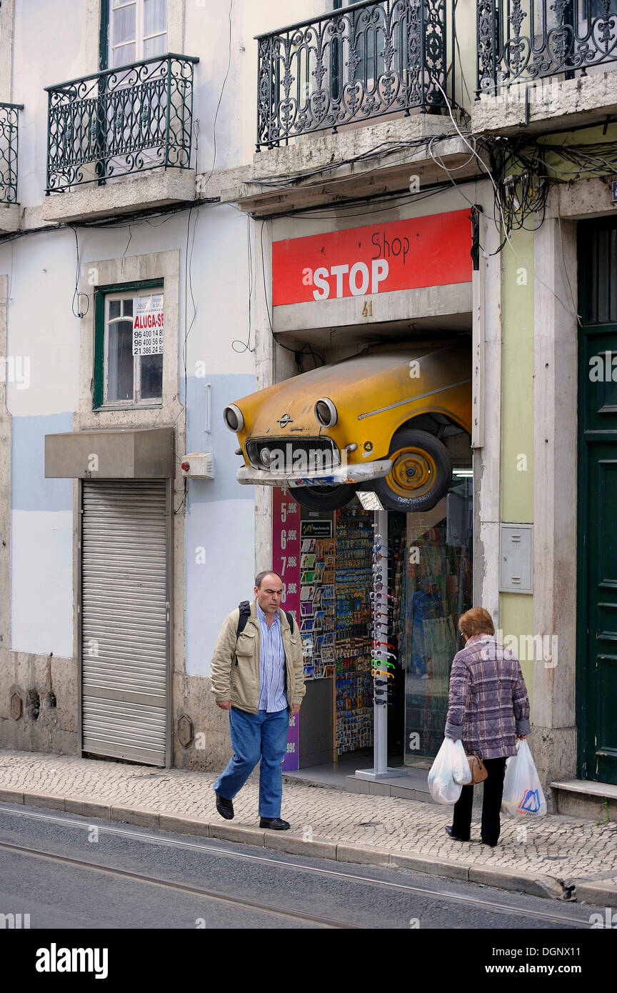 Une boutique de souvenirs vendant des curiosités dans le quartier historique, a un radiateur d'une voiture au-dessus de l'entrée, quartier du Chiado Banque D'Images