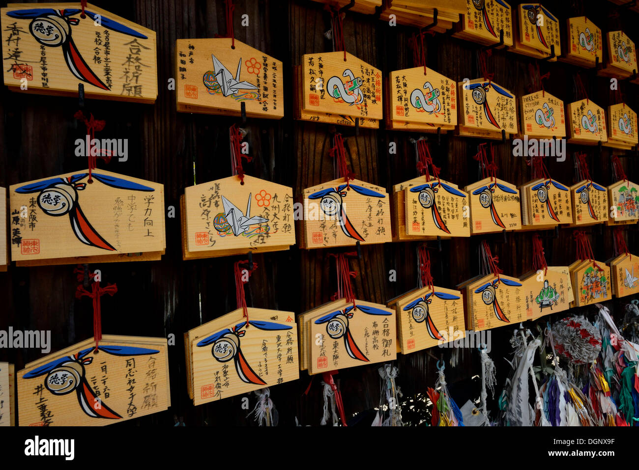 Mur avec des plaques qui souhaitent ou Ema, Fushimi Inari Taisha sanctuaire Shinto Fushimi, Kyoto, la région de Kinki, Japon Banque D'Images