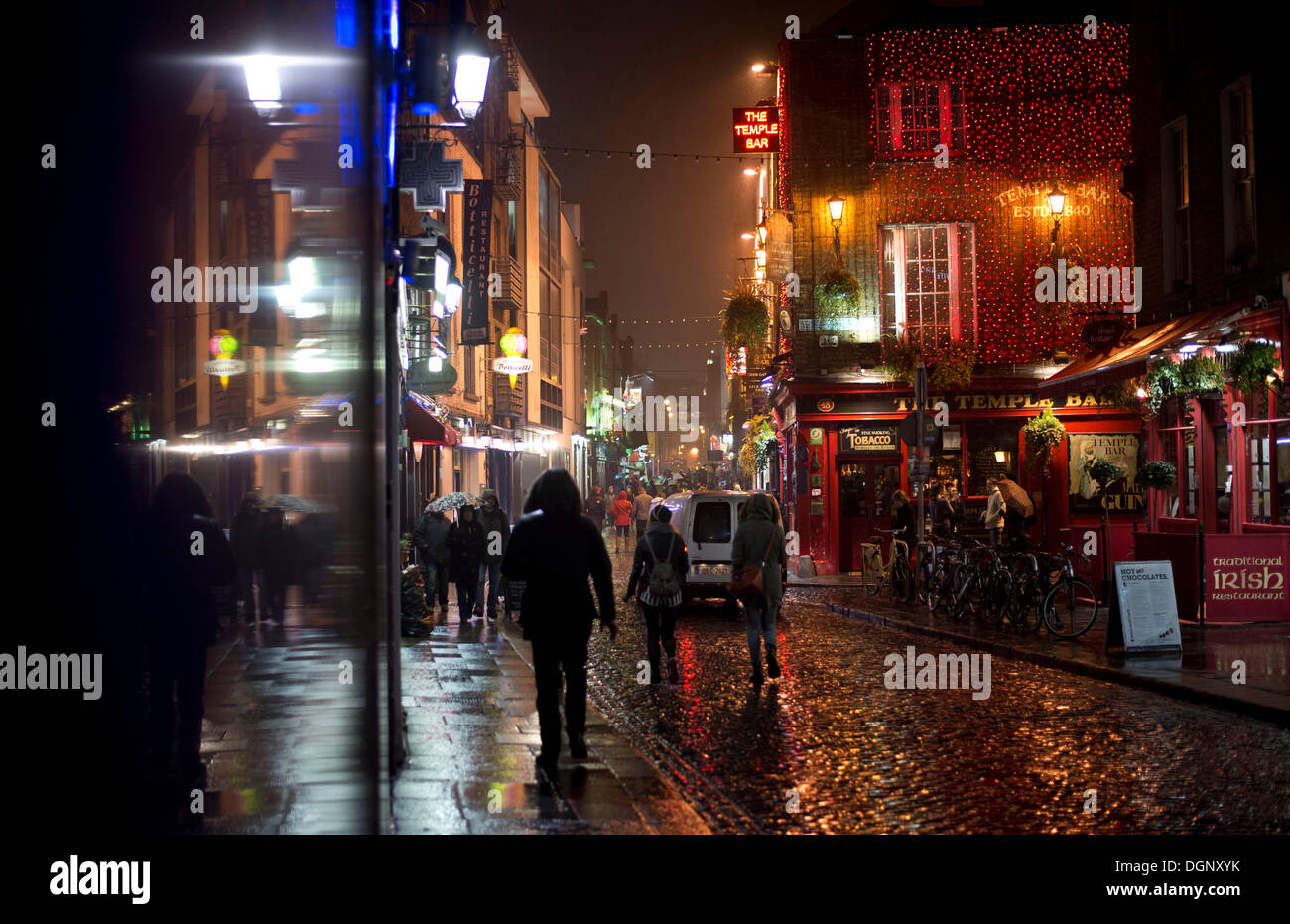 Les passants dans la rue devant le Temple Bar, la nuit, Dublin, Leinster, Irlande Banque D'Images