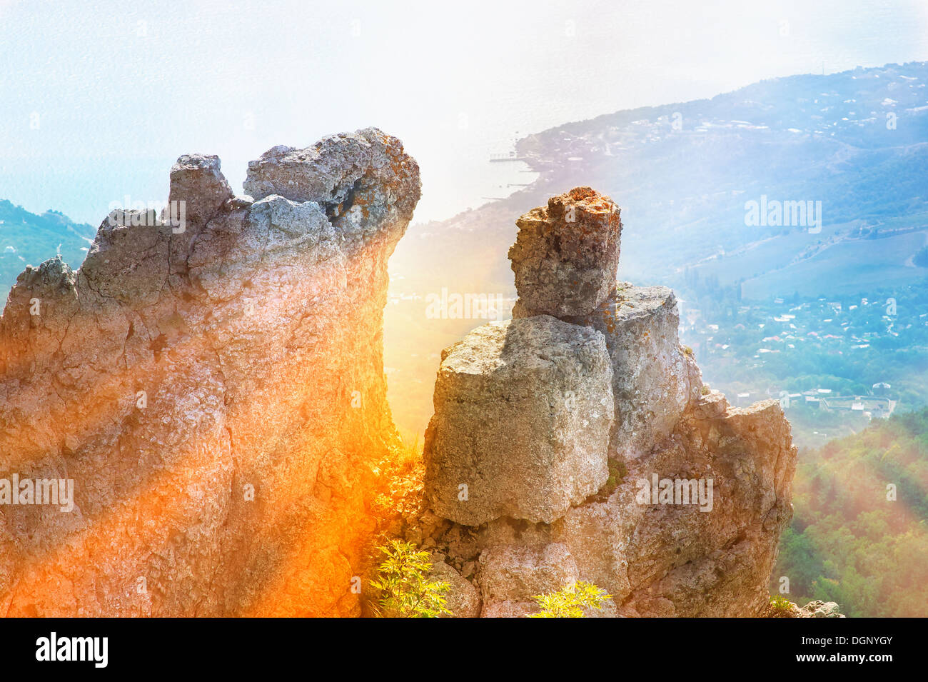 Des roches et des pierres de montagne avec des rayons de soleil et vue aérienne de mer sur fond beau jour d'été Paysage Crimée Banque D'Images