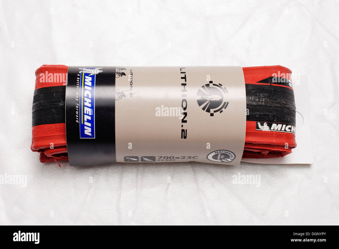 Pneu dans un roadster dans le conteneur Banque D'Images