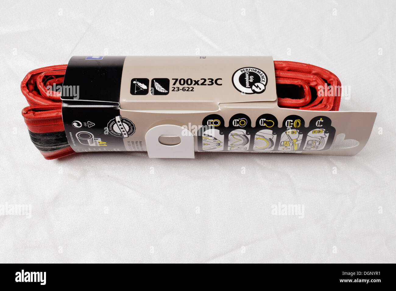 Pneu dans un roadster dans le conteneur Banque D'Images