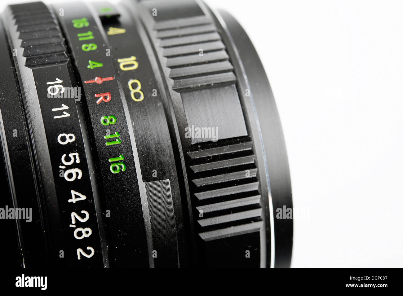 Lentille d'une caméra 35 mm. Appareil analogique et le négatif du film. Lentille de l'arrière-plan lumineux. Banque D'Images